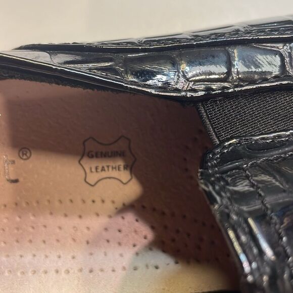 Instreet Womens Black Leather Slip On Alligator Pattern Shoes Sz 7.5 - Picture 11 of 13